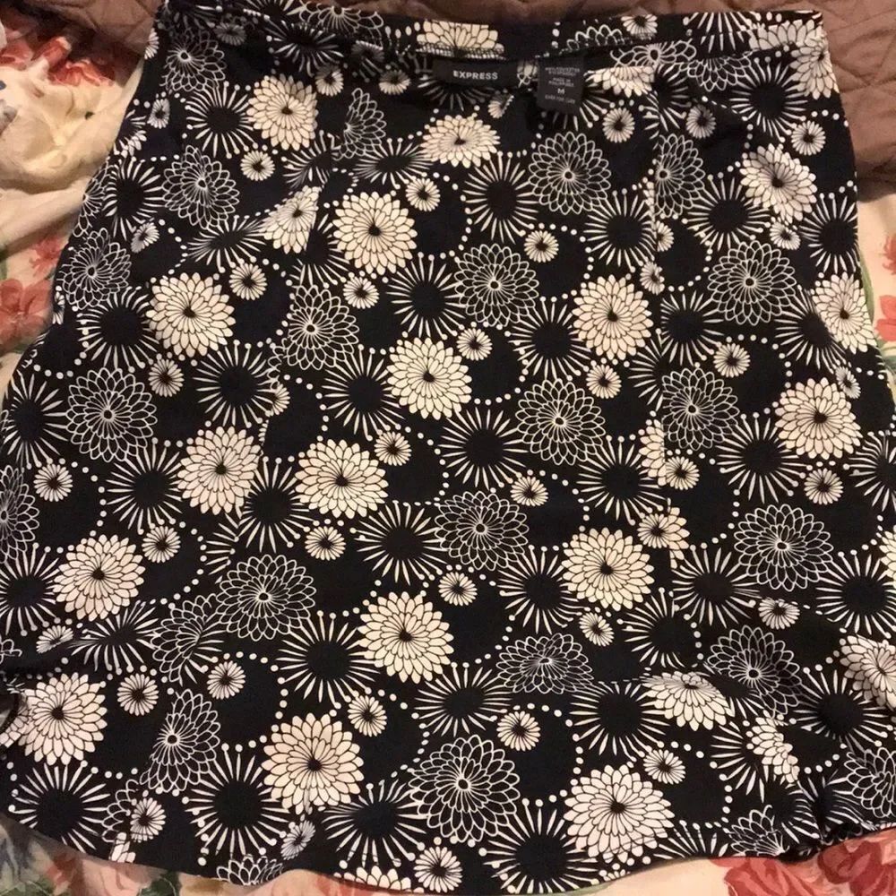 Express Black and white floral skirt sz. M